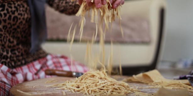 İftar ve sahur sofralarına erişte hazırlığı