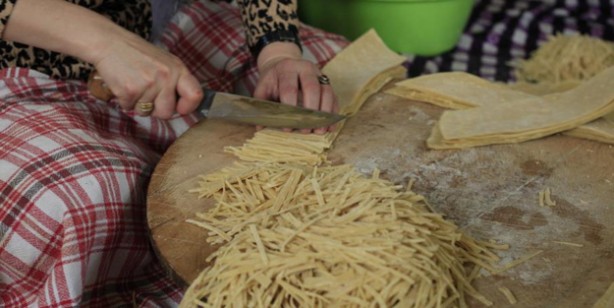 Foto - İftar ve sahur sofralarına erişte hazırlığı