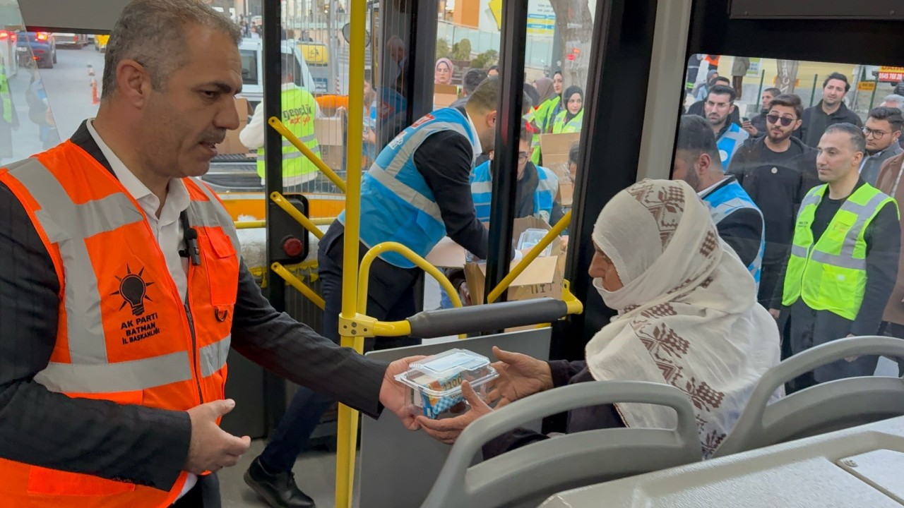 "İftara 5 Kala" Yolda kalanlara iftarlık dağıtıldı