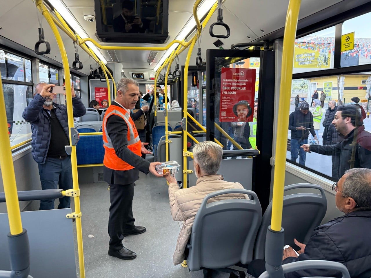 Foto - "İftara 5 Kala" Yolda kalanlara iftarlık dağıtıldı