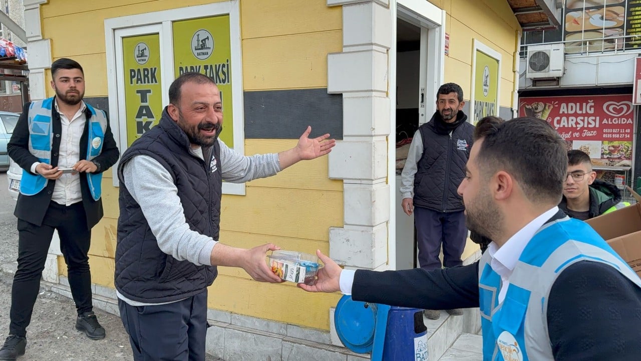 Foto - "İftara 5 Kala" Yolda kalanlara iftarlık dağıtıldı