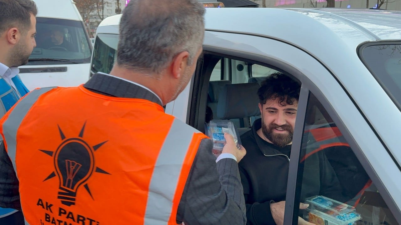 Foto - "İftara 5 Kala" Yolda kalanlara iftarlık dağıtıldı