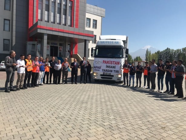 Foto - Iğdır’dan Pakistan'a yardım tırı