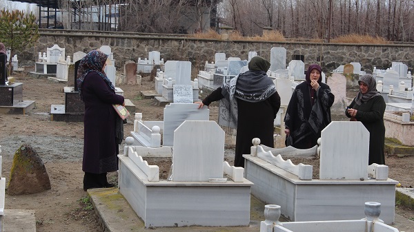 Foto - Iğdırlılar mezarlıklara akın etti! Bu gelenek yalnızca Meksika ve Iğdır'da var