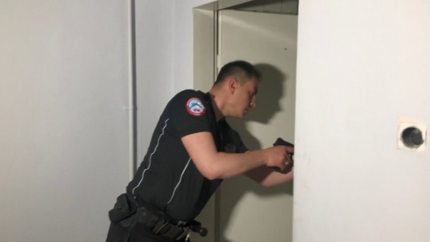 İhbara giden polisi boynundan bıçakladı