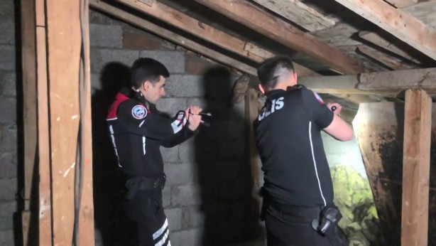 İhbara giden polisi boynundan bıçakladı!