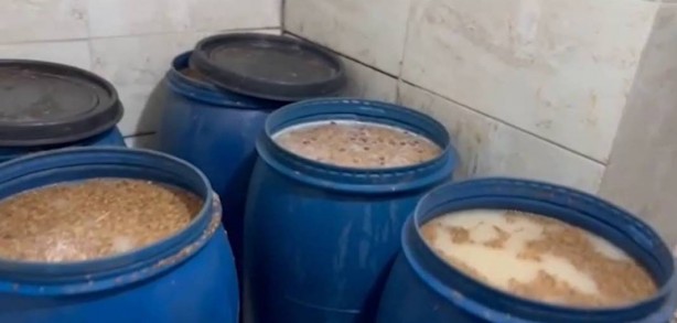 Foto - İhbara giden polisler bile şoke oldu: Onlarca varile sığdırmışlar! İlginç manzaraya soruşturma başlatıldı