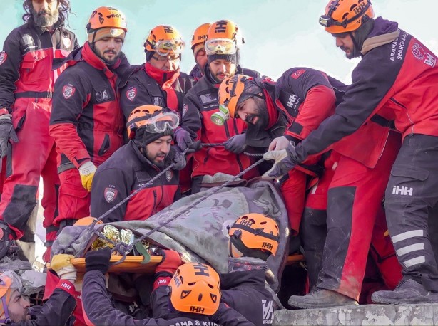 İHH ekipleri 265 kişiyi enkazdan sağ çıkardı