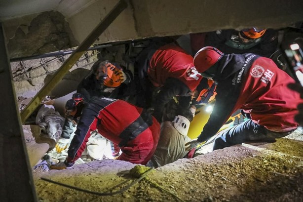 Foto - İHH ekipleri 265 kişiyi enkazdan sağ çıkardı