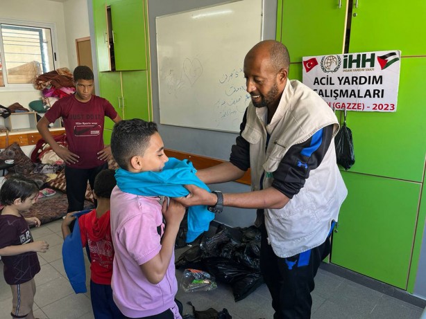 Foto - İHH Gazze'ye yardım için seferber oldu! 2 bin 682 gıda kolisi, 11 bin 840 kişilik sıcak yemek, 500 çocuğa kıyafet…