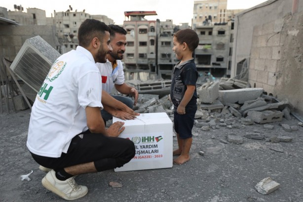 Foto - İHH Gazze'ye yardım için seferber oldu! 2 bin 682 gıda kolisi, 11 bin 840 kişilik sıcak yemek, 500 çocuğa kıyafet…