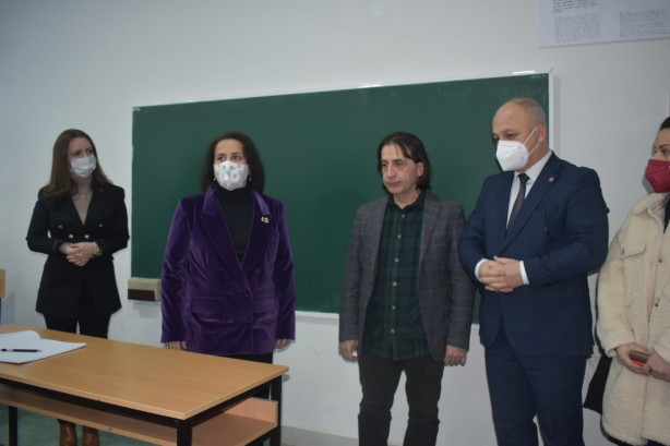 İHH’dan Kuzey Makedonya’ya yardım! Liselere tefrişat desteği sağlandı