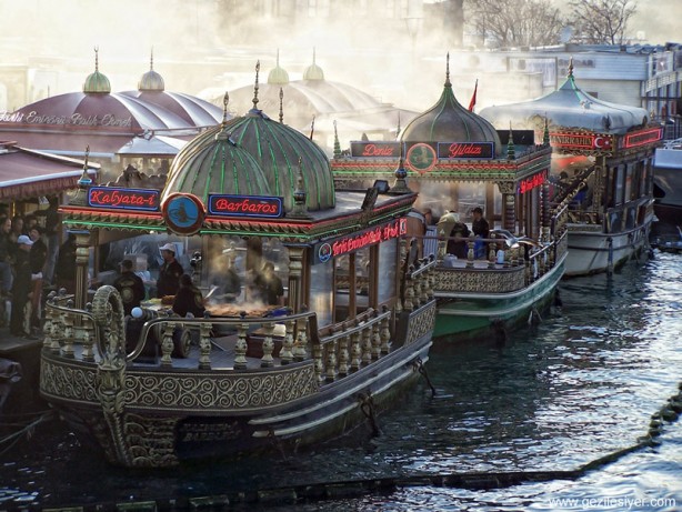 Foto - İhtarname gönderilen kiracılardan Tarihi Eminönü Turizm Balık Ekmek Kooperatifi Başkanı Arif Hikmet İlke, alınan karara ilişkin “Balık-ekmek, bu bölgedeki kültürün bir parçası… Alınacak kararlarda bunun göz önünde bulundurulmasını istiyoruz. Evet zaman zaman bazı tatsız olaylar da oldu. Ancak, biz tekne sahipleri olarak buraya gelen insanlara en iyi hizmeti vermeye çalışıyoruz. İBB’nin, bundan sonra burası ile ilgili nasıl bir tasarrufta bulunacağını bilmiyoruz” dedi. 