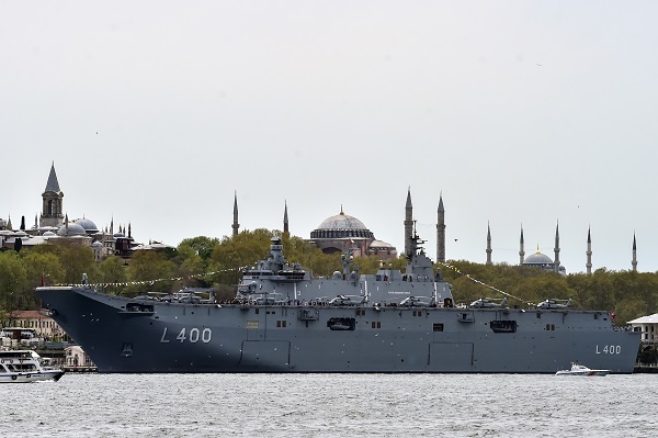 Foto - İhtişamıyla göz kamaştırıyor! Ayasofya’dan TCG Anadolu’ya şahane manzara