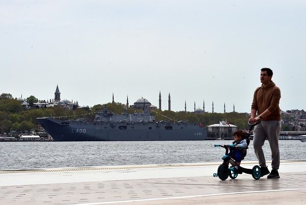 Foto - İhtişamıyla göz kamaştırıyor! Ayasofya’dan TCG Anadolu’ya şahane manzara