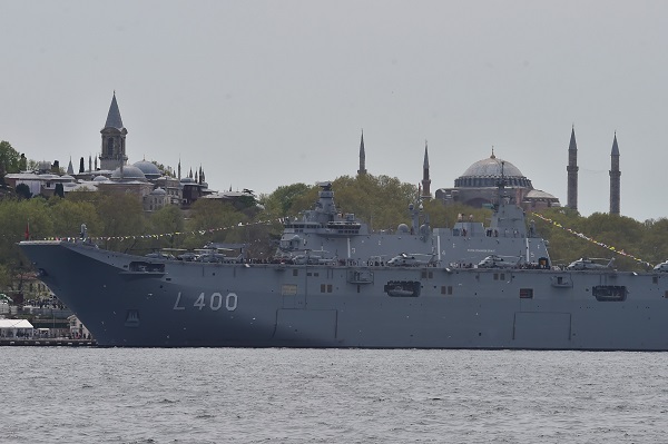 Foto - İhtişamıyla göz kamaştırıyor! Ayasofya’dan TCG Anadolu’ya şahane manzara