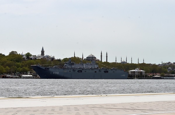 Foto - İhtişamıyla göz kamaştırıyor! Ayasofya’dan TCG Anadolu’ya şahane manzara