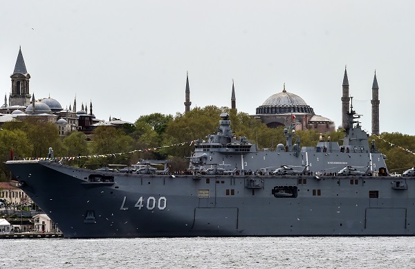 Foto - İhtişamıyla göz kamaştırıyor! Ayasofya’dan TCG Anadolu’ya şahane manzara