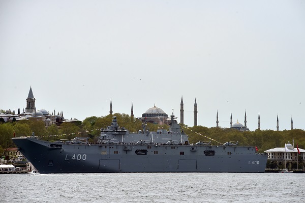 Foto - İhtişamıyla göz kamaştırıyor! Ayasofya’dan TCG Anadolu’ya şahane manzara