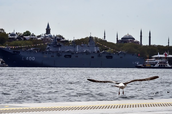 İhtişamıyla göz kamaştırıyor! Ayasofya’dan TCG Anadolu’ya şahane manzara