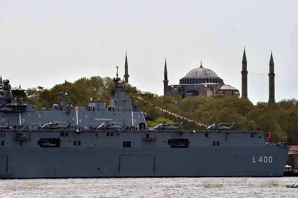 Foto - İhtişamıyla göz kamaştırıyor! Ayasofya’dan TCG Anadolu’ya şahane manzara
