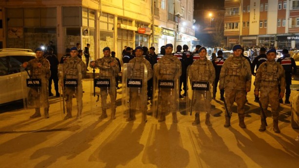 Foto - İki aday arasındaki fark sadece 8 oy... Ortalık gerildi! Polis sokağa indi