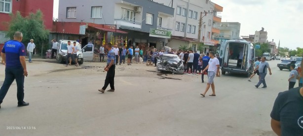 Foto - İki araç kafa kafaya birbirine girdi