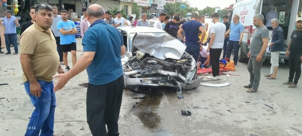 Foto - İki araç kafa kafaya birbirine girdi