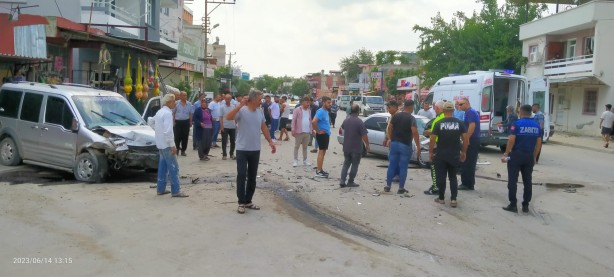 İki araç kafa kafaya birbirine girdi