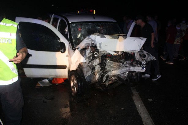 Foto - İki araç kafa kafaya çarpıştı: 1'i ağır 7 yaralı