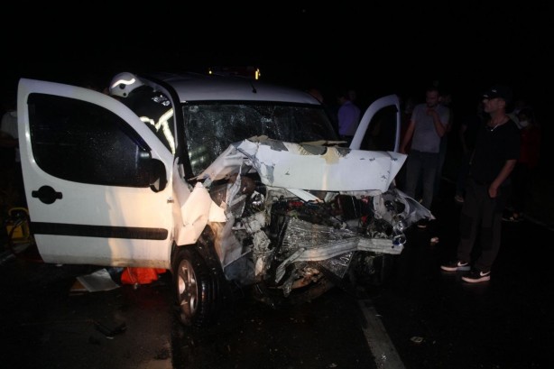 Foto - İki araç kafa kafaya çarpıştı: 1'i ağır 7 yaralı