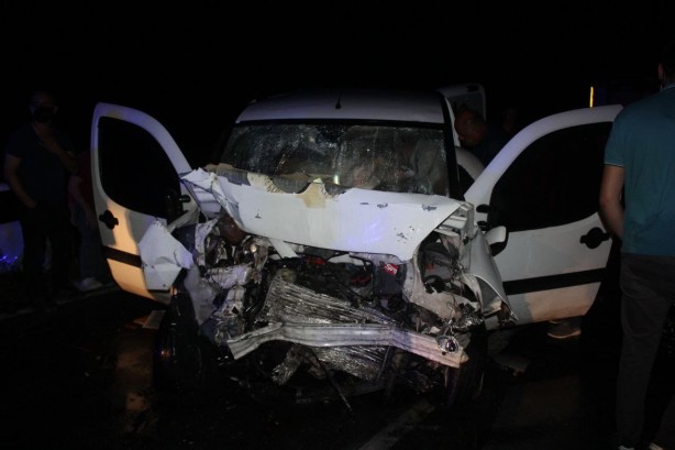 Foto - İki araç kafa kafaya çarpıştı: 1'i ağır 7 yaralı