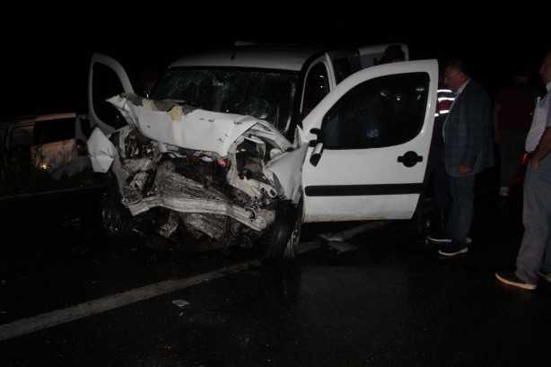 İki araç kafa kafaya çarpıştı: 1'i ağır 7 yaralı