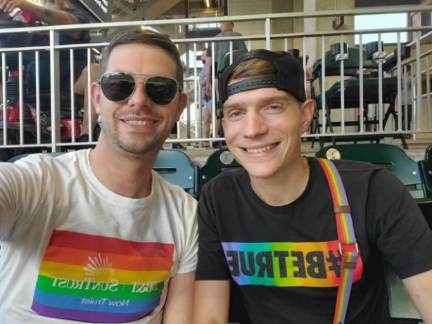 Foto - İki çocuğu evlatlık alıp yıllarca tecavüz ettiler! LGBT sapkınlarının mide bulandıran hikayesi