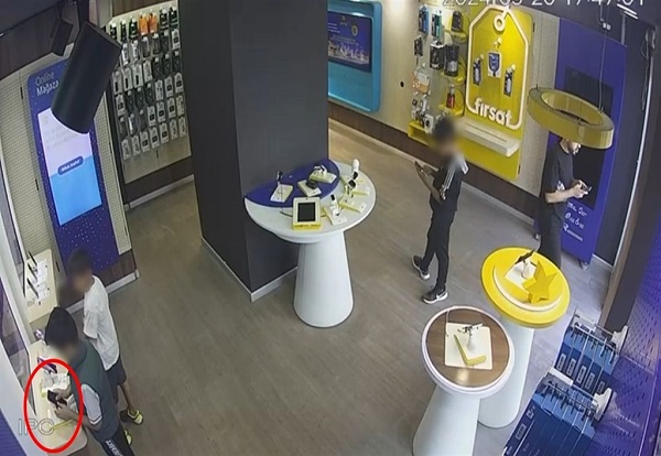 Foto - İki çocuk 195 bin TL değerinde telefon çaldı