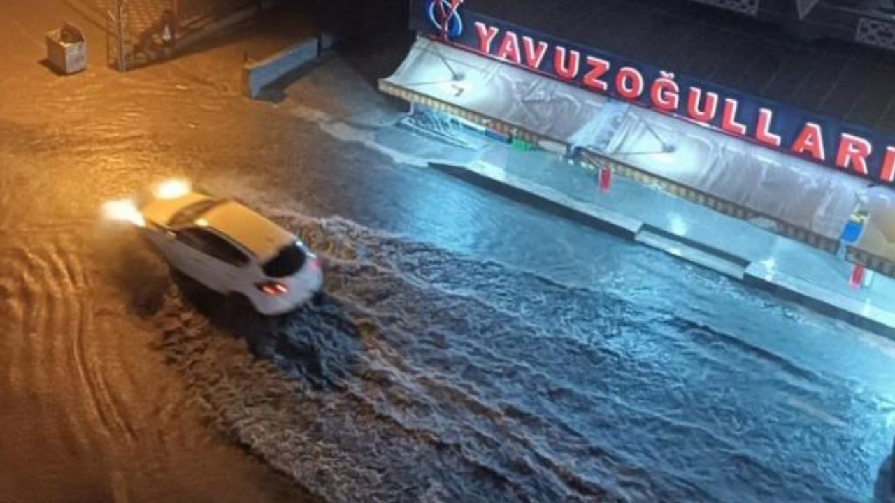 İki damla yağmur yağdı... Ankara'yı hemen sel vurdu