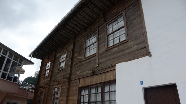 İki ev arası ilginç geçit! Arazi sıkıntısına Karadeniz usulü çözüm