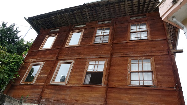 Foto - İki ev arası ilginç geçit! Arazi sıkıntısına Karadeniz usulü çözüm