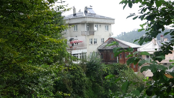 Foto - İki ev arası ilginç geçit! Arazi sıkıntısına Karadeniz usulü çözüm