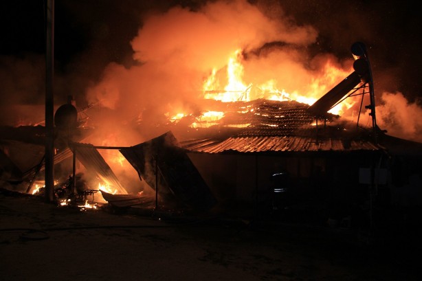 Foto - İki ev cayır cayır yandı! Tamamen kül oldular