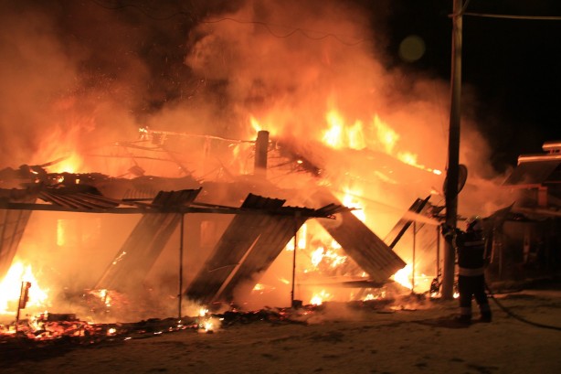 İki ev cayır cayır yandı! Tamamen kül oldular