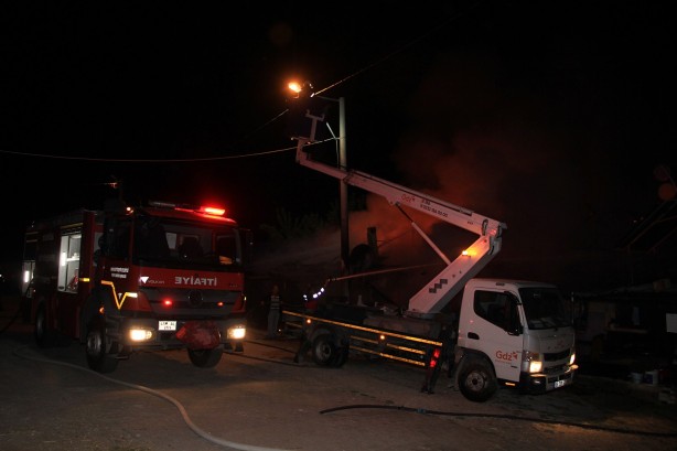 Foto - İki ev cayır cayır yandı! Tamamen kül oldular