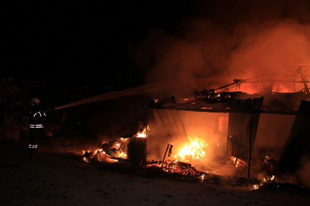 Foto - İki ev cayır cayır yandı! Tamamen kül oldular