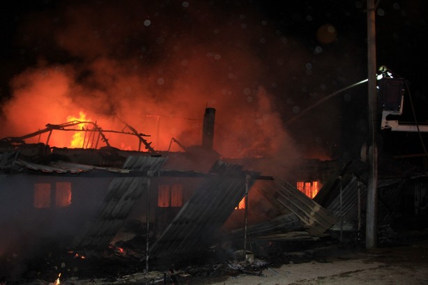 Foto - İki ev cayır cayır yandı! Tamamen kül oldular