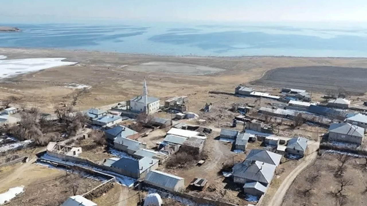 İki gölün arasında kalan köy ! Görenler mest oluyor!