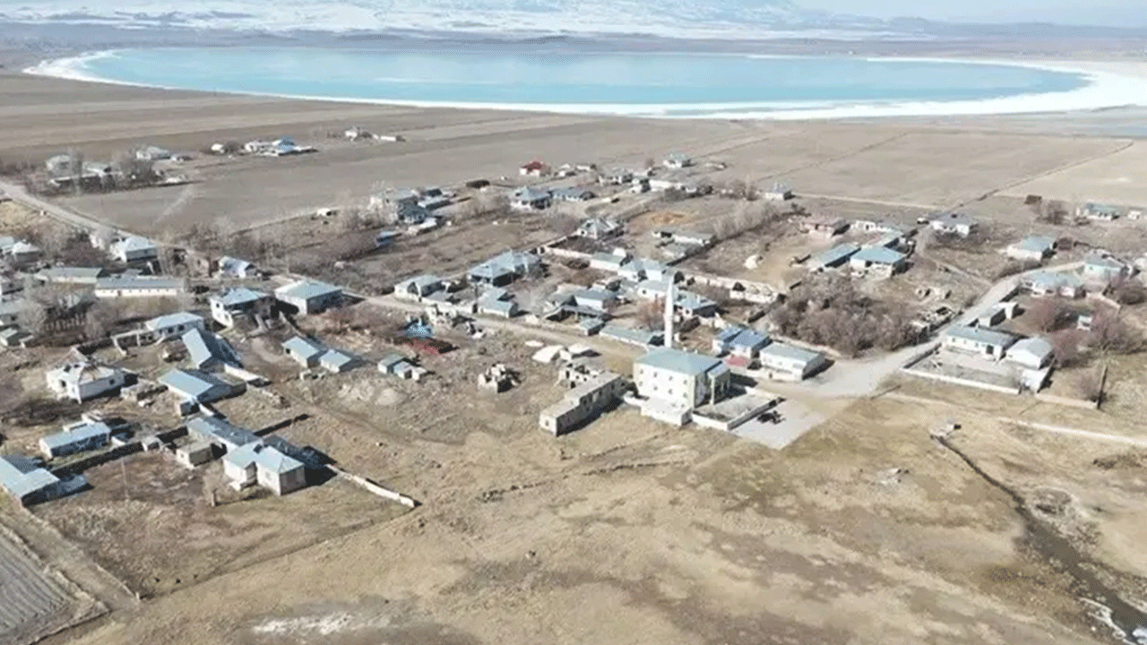 Foto - İki gölün arasında kalan köy ! Görenler mest oluyor!