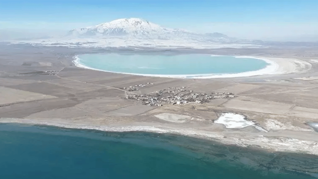 Foto - İki gölün arasında kalan köy ! Görenler mest oluyor!