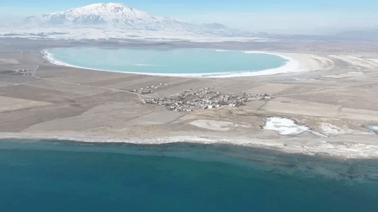 Foto - İki gölün arasında kalan köy ! Görenler mest oluyor!