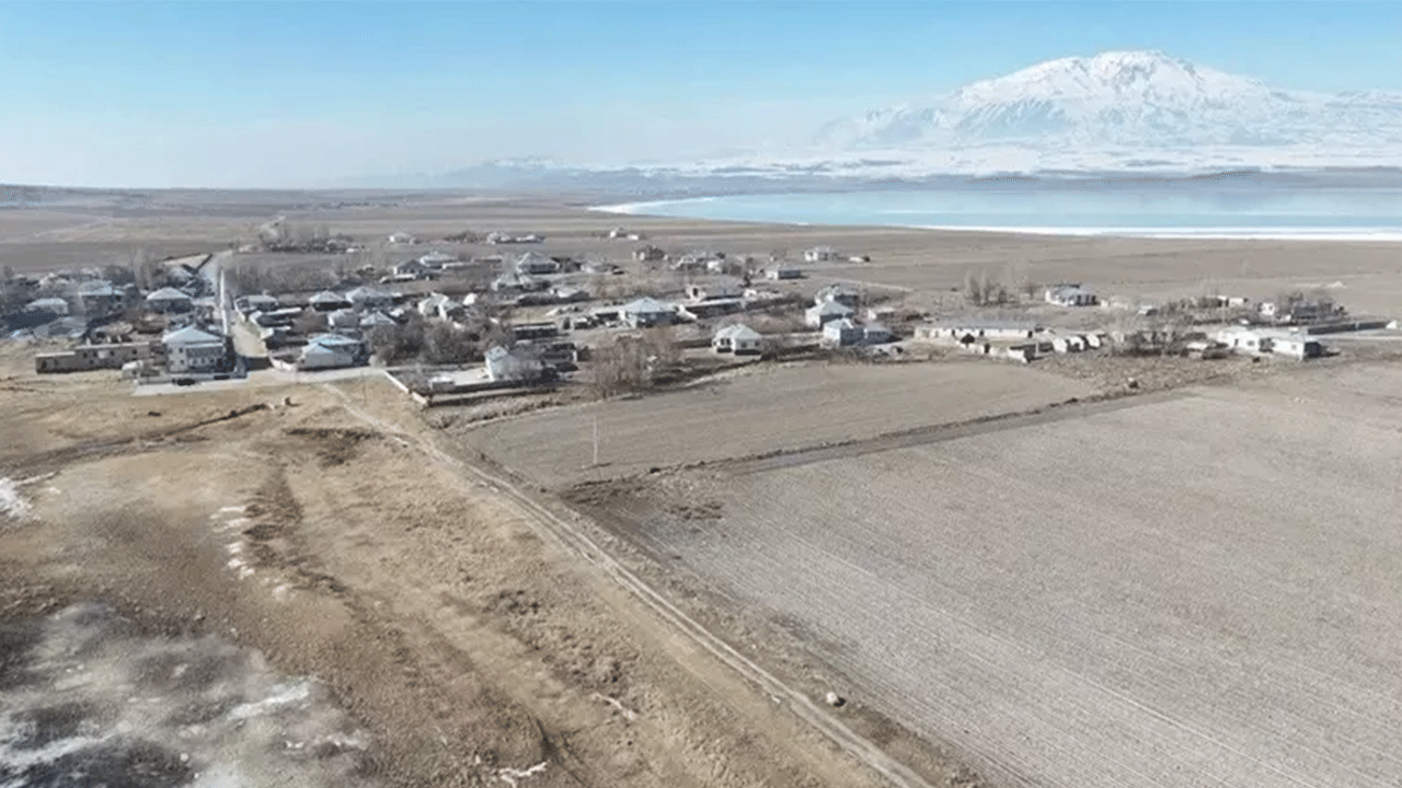 Foto - İki gölün arasında kalan köy ! Görenler mest oluyor!