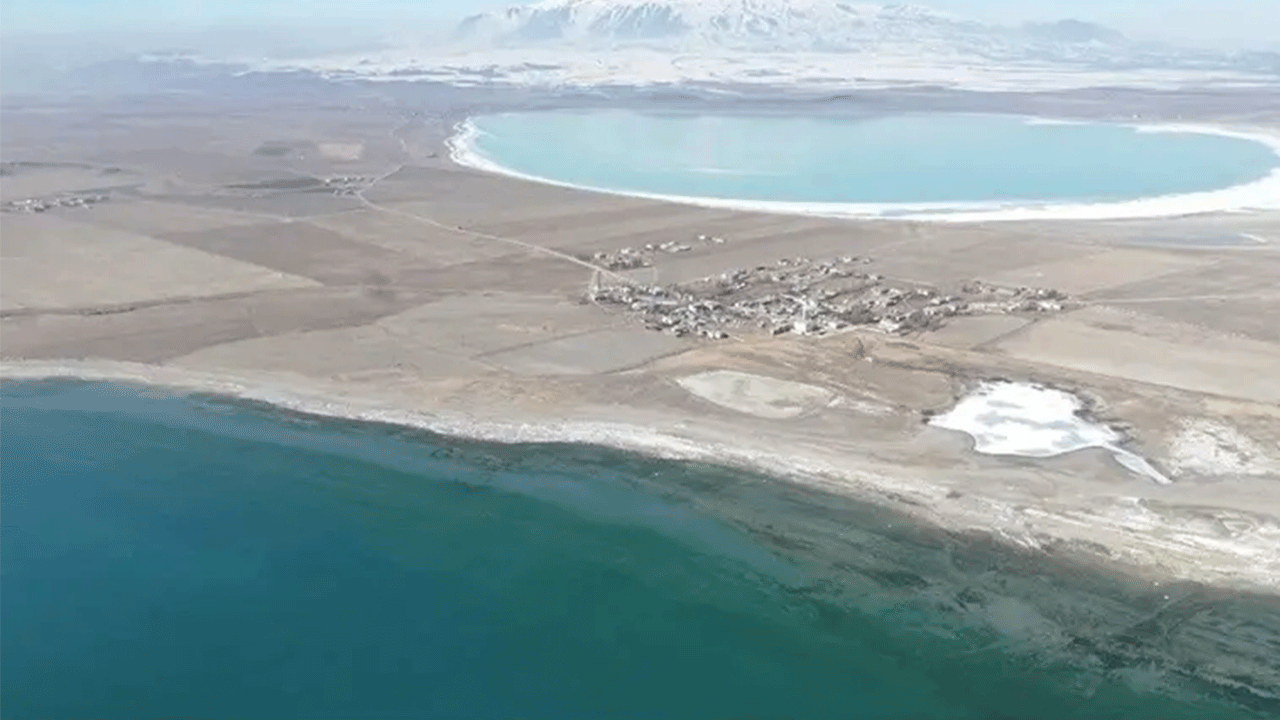 Foto - İki gölün arasında kalan köy ! Görenler mest oluyor!